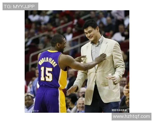 姚明与加内特的巅峰对决：两位篮球巨星的传奇故事与影响力解析