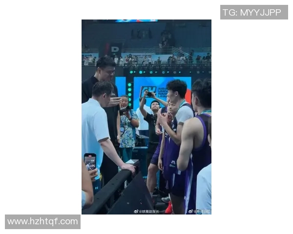 姚明惊喜现身英雄联盟赛事现场引发粉丝热议与欢呼声四起 姚明惊喜现身英雄联盟赛事现场引发粉丝热议与欢呼声四起